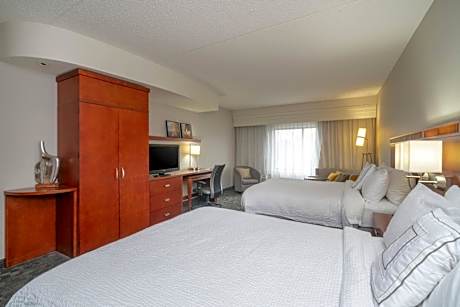 Queen Room with Two Queen Beds - Hearing Accessible