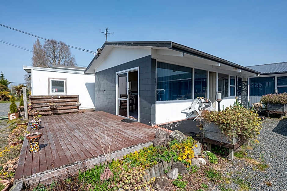 Jack & Di's Waiteti Lakefront Motel