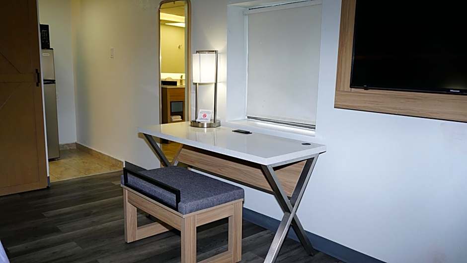 Airport Waterfront Inn