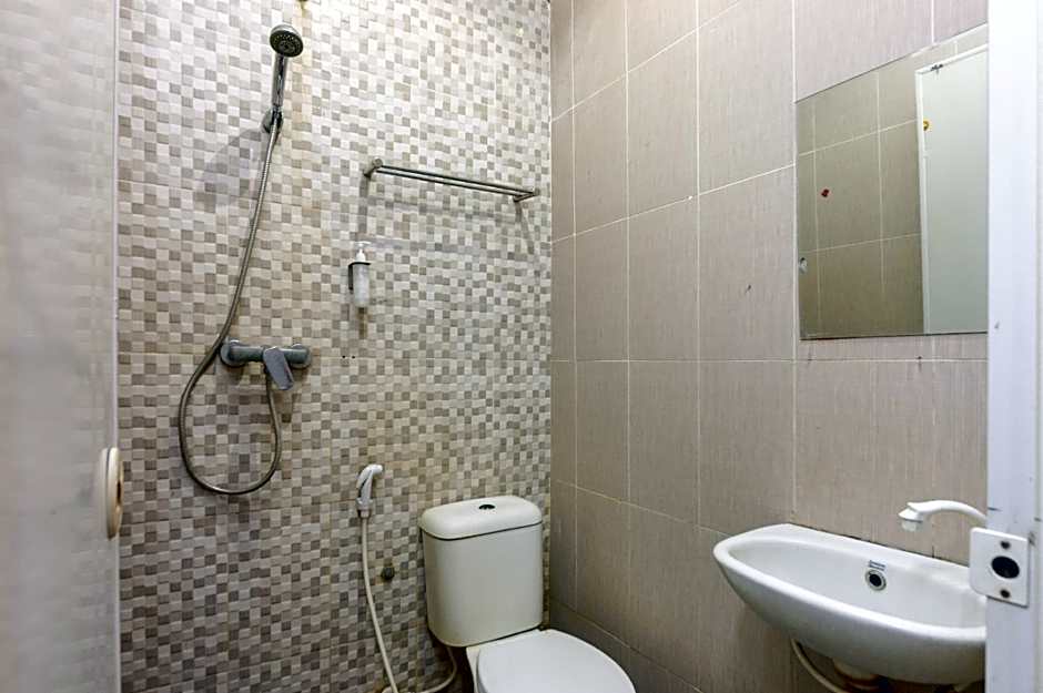 RedDoorz near Seasons City Mall