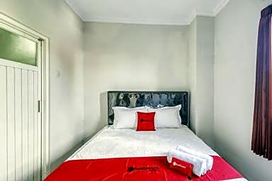 RedDoorz near Condongcatur Bus Station