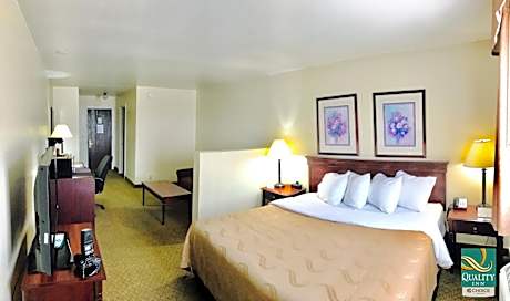 King Suite - Non-Smoking