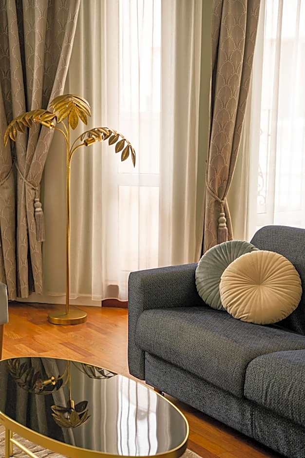 Queen'S Court Hotel & Residence