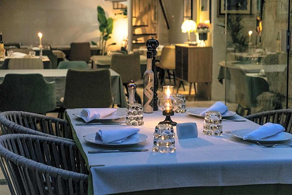 Leonis Restaurant & Rooms