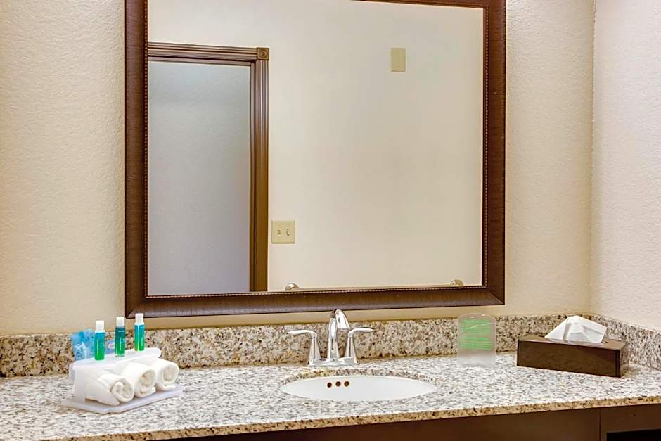 Holiday Inn Express & Suites Nevada By IHG