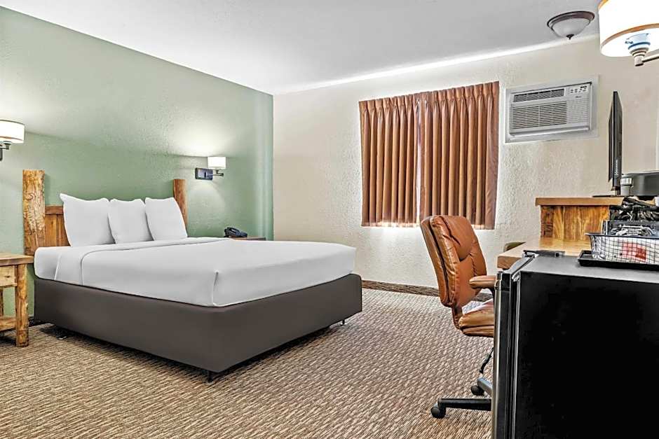 Photo 1 of 8 of 1 Queen Bed, Accessible