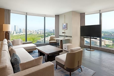 Deluxe King Suite with City View - M Club Level