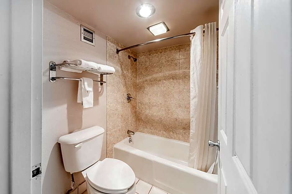 Econo Lodge Inn & Suites Bricktown