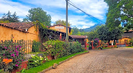 Villa Patzcuaro Garden Hotel & RV Park
