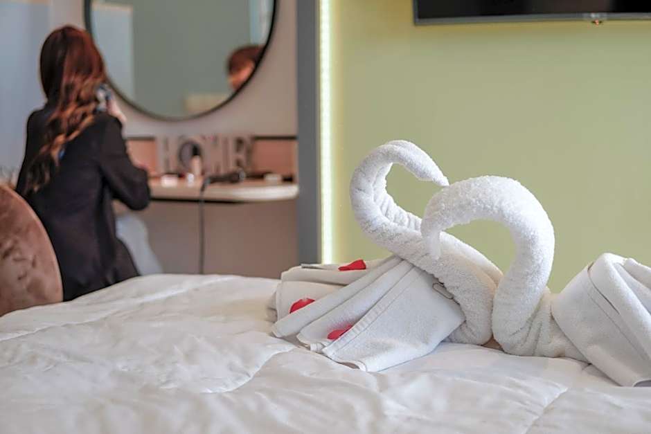 EMKA Lodge studio room the vertu apartemen ciputra world surabaya