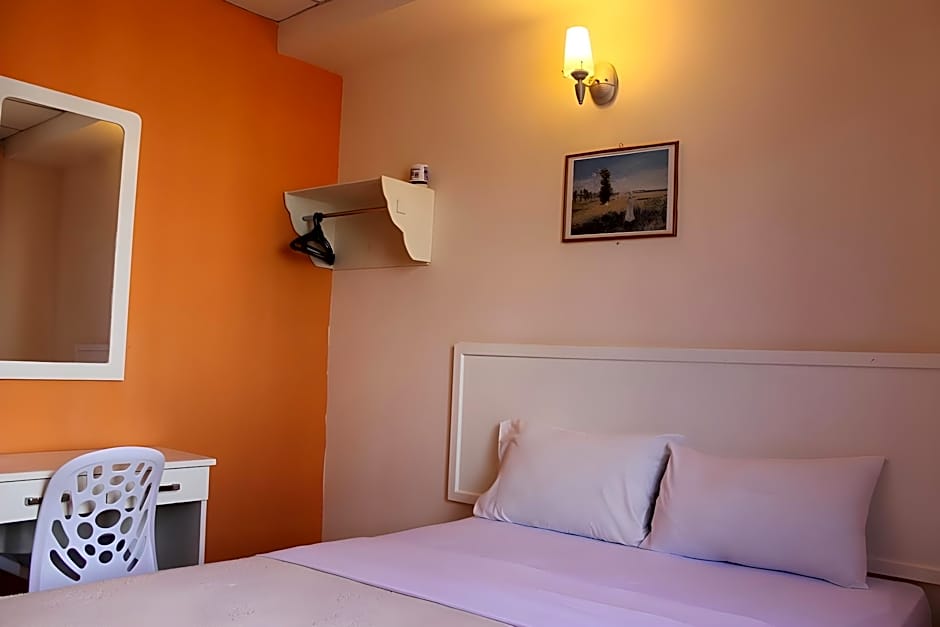 Victoria Hotel And Hostel