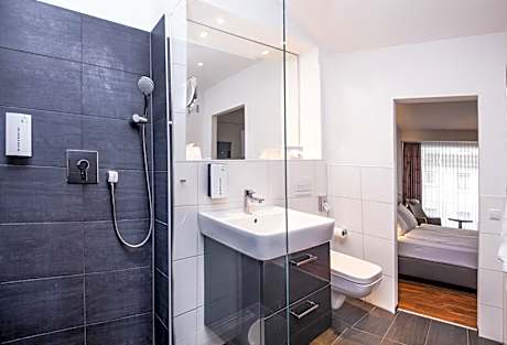 Apartment 2 Single Beds, 35Sqm, Air Conditioned, Kitchenette, Balcony