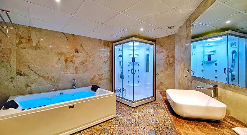 Royale Retreat Hotel And Spa Near Mall