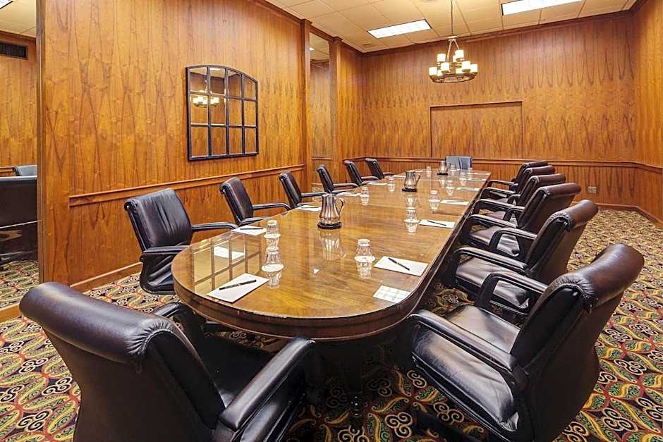 Historic Whispering Woods Hotel & Conference Center