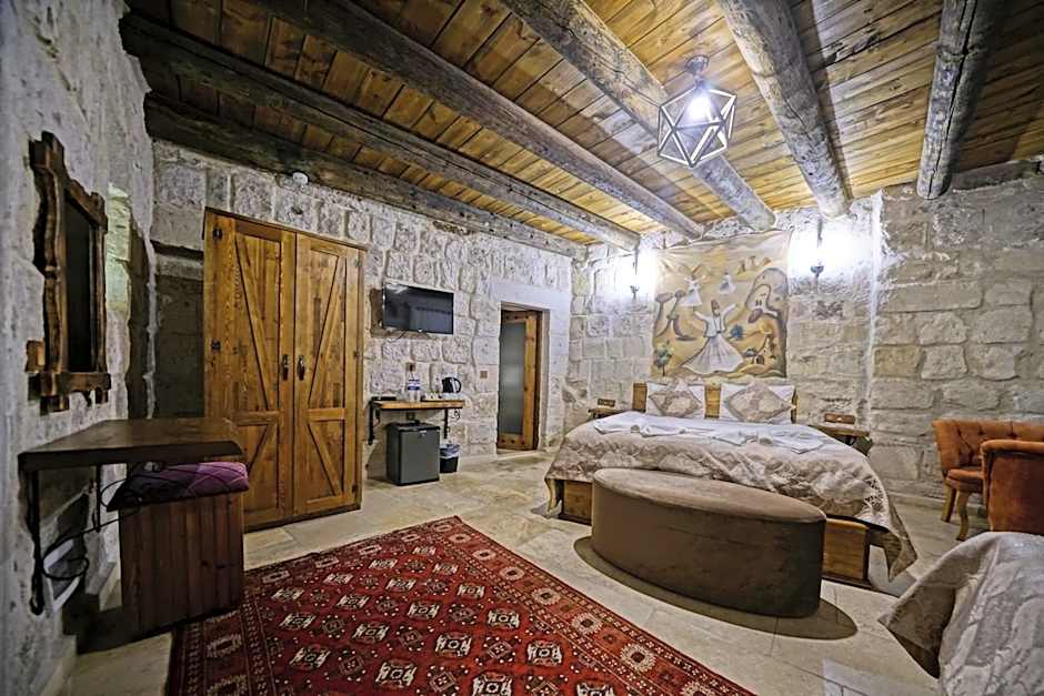 Risus Cave Suites