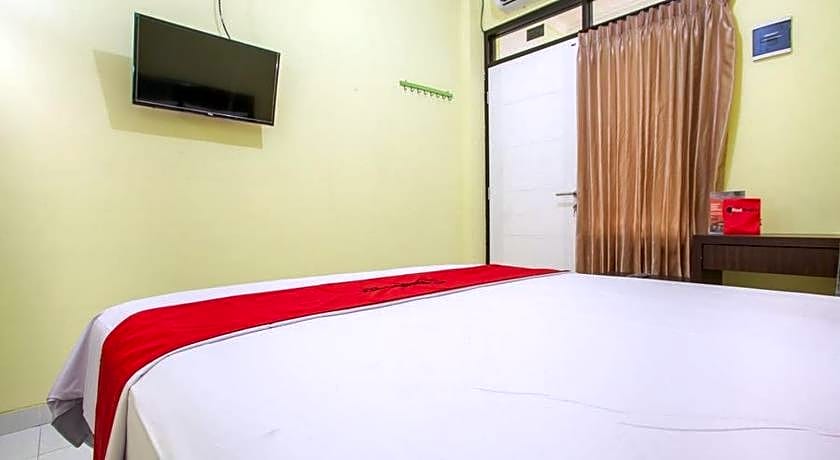 RedDoorz near Petra University 2