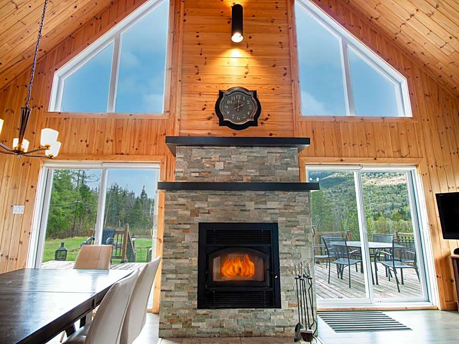 Relax with Mountain Views, Hot tub and Fireplace