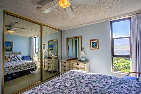 Corner One-Bedroom Apartment with Balcony and Oceanfront View