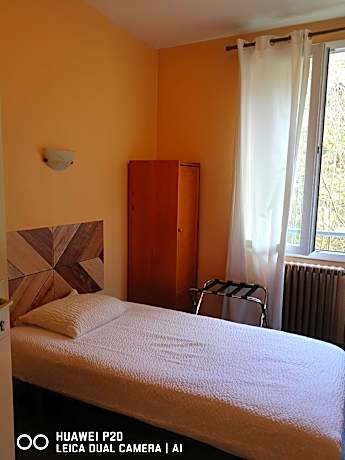 Chambre Simple-Economie-Douche-Toilettes sur le palier