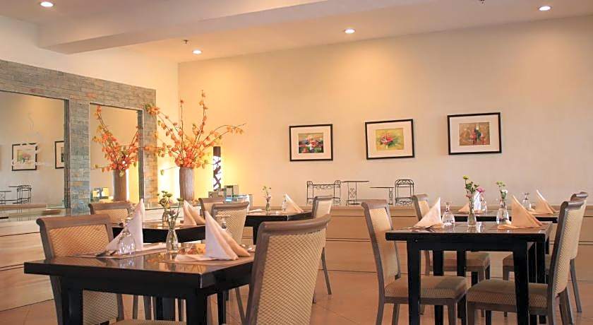 Pinnacle Hotel And Suites