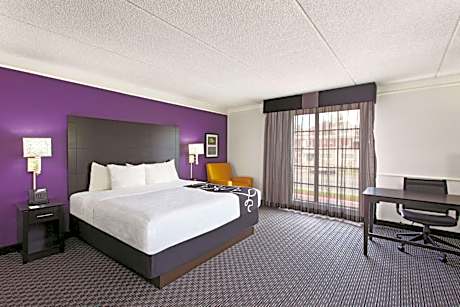 Deluxe Executive King Room - Non-Smoking