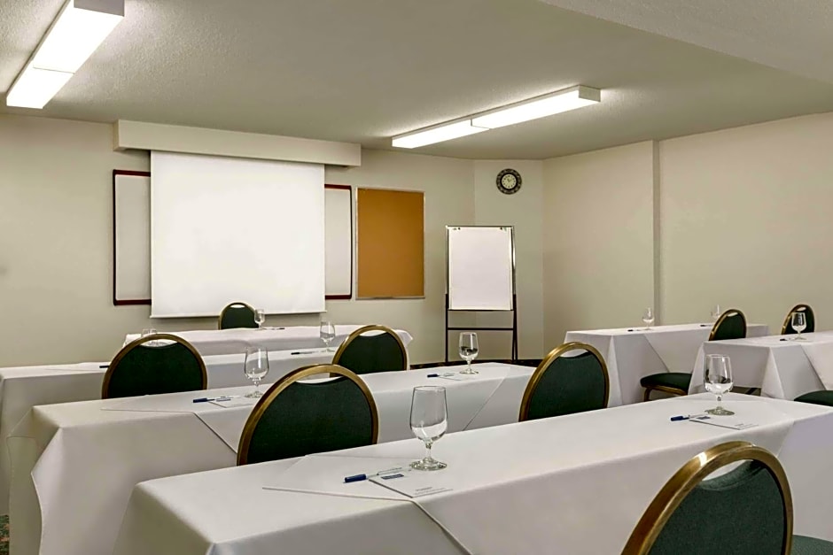 Travelodge by Wyndham Kingston LaSalle Hotel