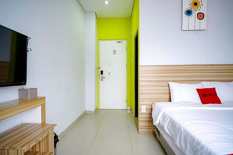 RedDoorz Premium @ Raja Hostel Syariah Lampung