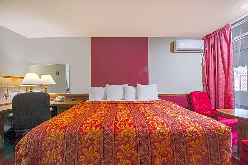 HomeTown Inn By OYO - Liberal, KS