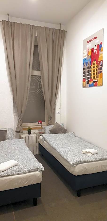 FlyFly Hostel , darmowy parking , rezerwuj przez urządzenia mobilne -10 procent