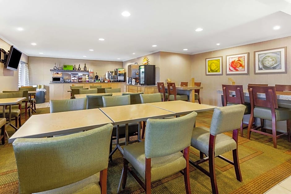 La Quinta Inn & Suites by Wyndham Chicago Willowbrook