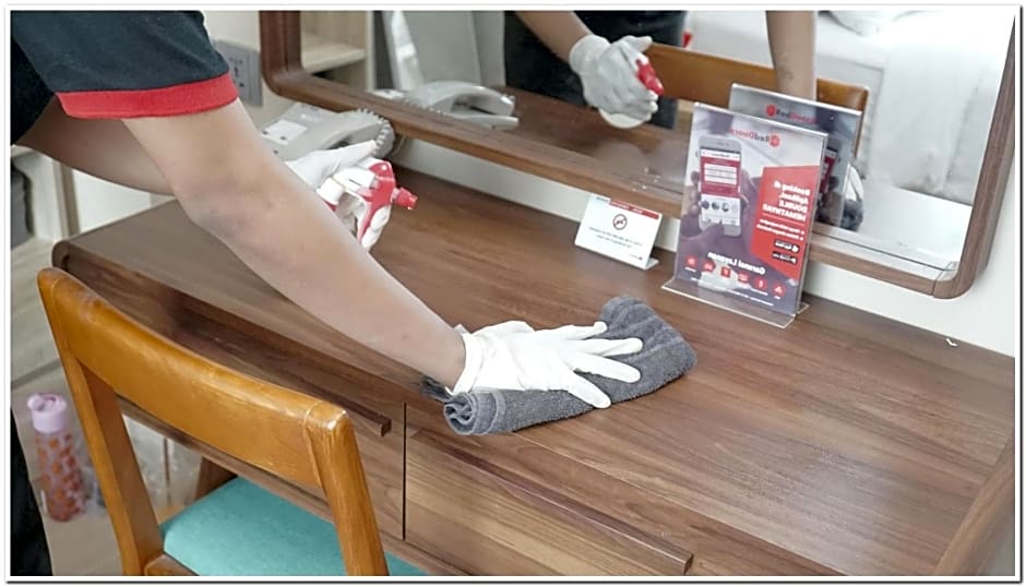 RedDoorz Plus near Dharmawangsa Square