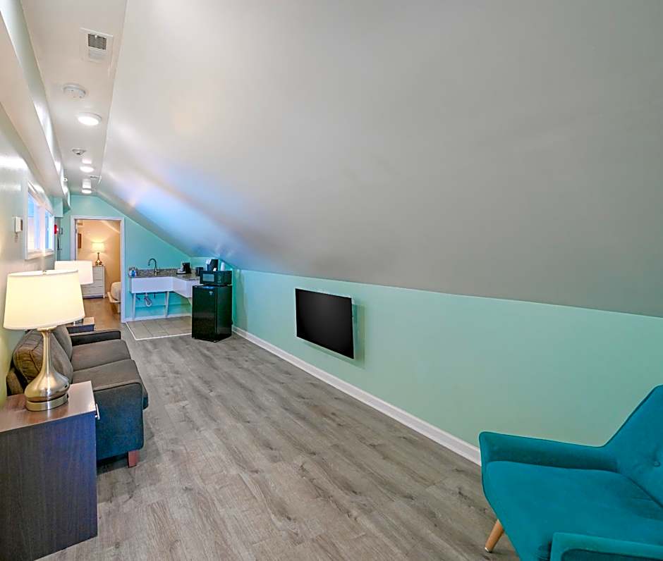 Commander Beach House Hotel