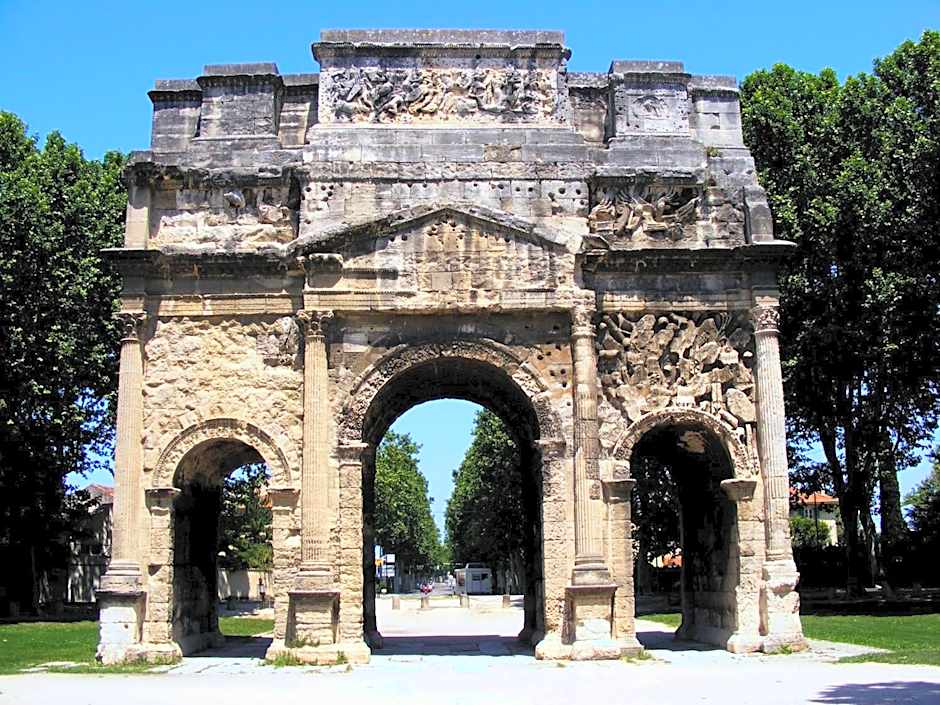 KYRIAD ORANGE Centre Ville - HOTEL RESTAURANT BAR - Galerie d'Art des Princes - Provence Alpes Côte d'Azur - France - Proche A7-A9 - exit21- Châteauneuf-du-Pape Avignon Bollene Nimes Valence - 24h-24h