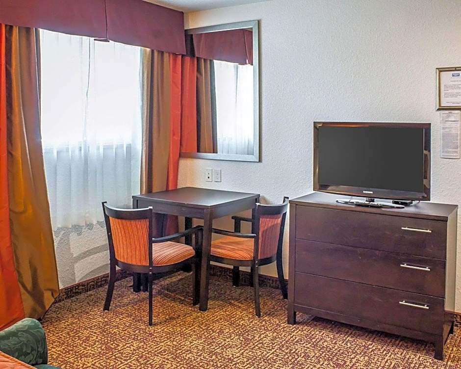 Rodeway Inn & Suites Near Okoboji Lake