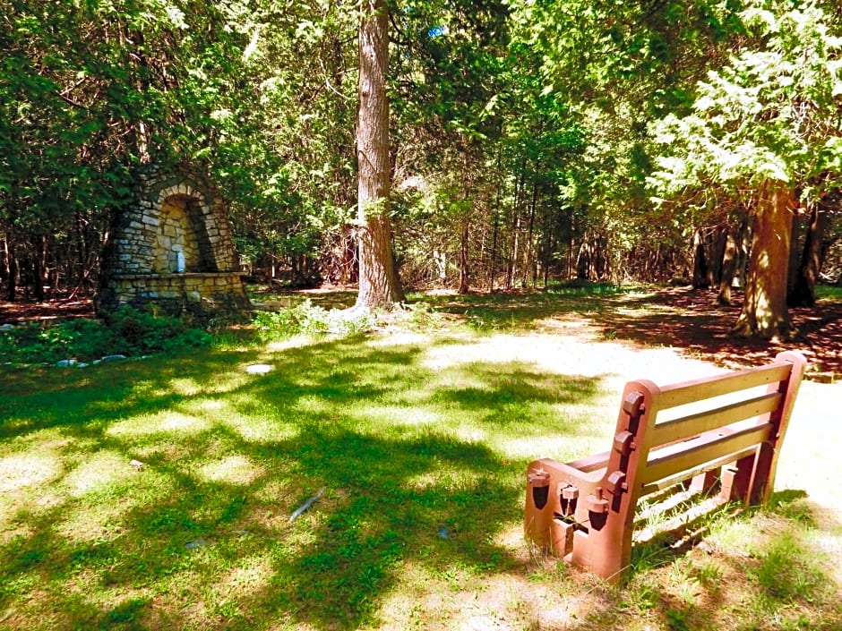 Garden Grove Retreat & Lodging near Pictured Rocks, Fayette, Trails