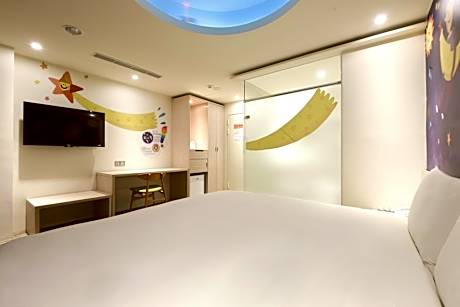 King Room with Roll-In Shower - Disability Access