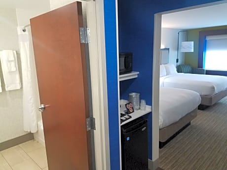 2 Queen Suite Comm Access Addl Lvng Area