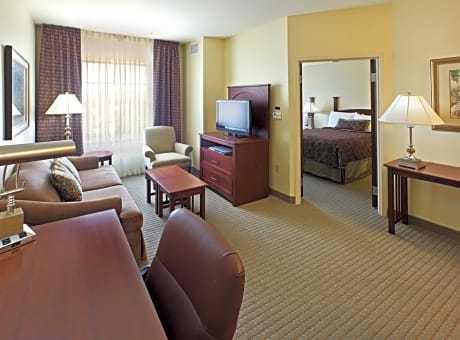 One-Bedroom Queen Suite with Tub - Communications and Mobility Access