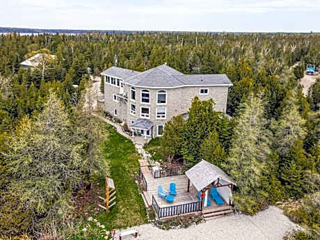 Stunning Waterfront W Spa Dog Run