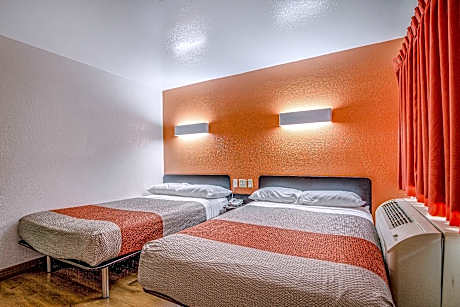 2 Full Beds | Smoking