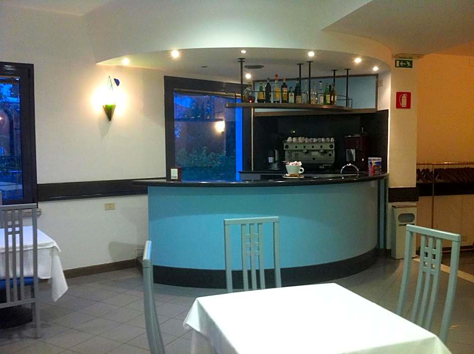 Hotel Riviera 3 Stelle con piscina estiva gratuita e garage a pagamento