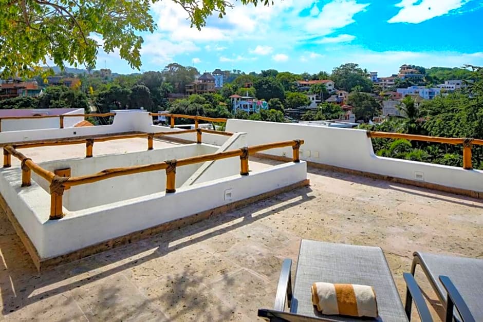Villa Kiwi. Huge Pool, Steps To Town n Beach. 6 plus BRM 7.5 BTH 3 KCN