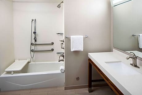 Room, 2 Queen Beds (Mobility/Hearing Accessible, Tub) (2 Queen Beds)