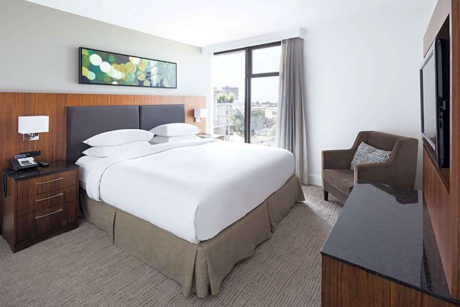 DoubleTree by Hilton Hotel & Suites Victoria