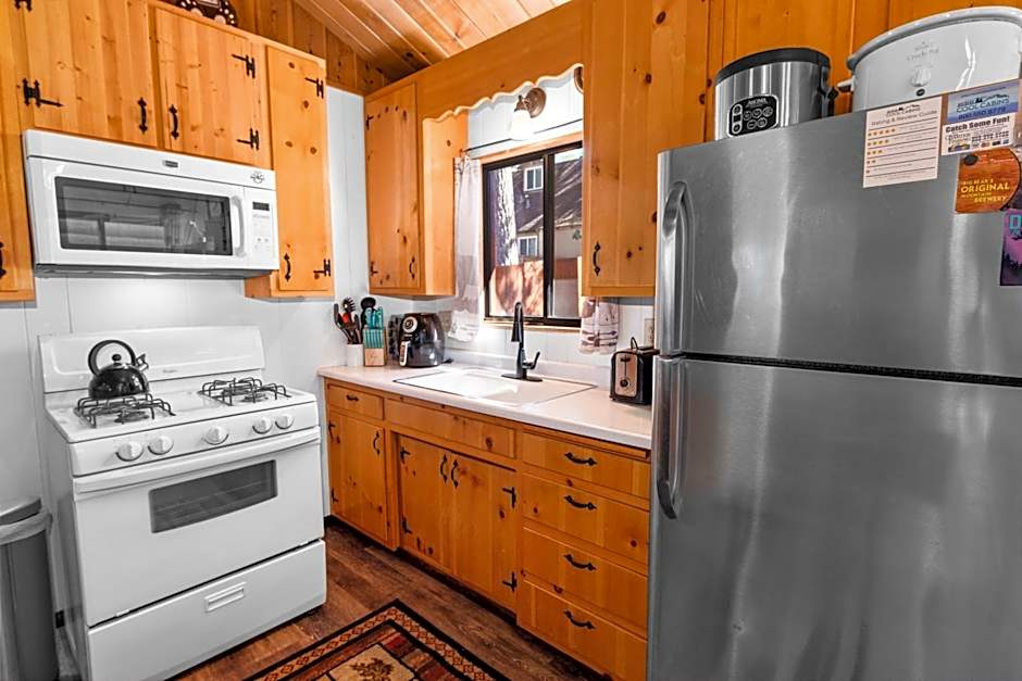 The Cuddle Inn - True feeling of a great cabin! Beautiful and homey! Walking distance to the lake!