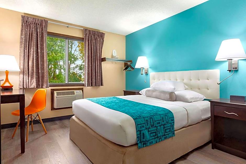 Howard Johnson by Wyndham Waterloo/Cedar Falls