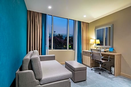 Queen Accessible Room W/  Roll-In Shower Ns