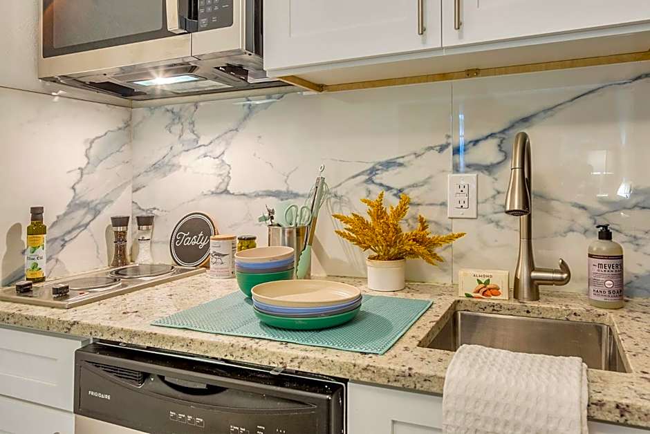 TAMPA BAY, BEACH step away, WIFI, FREE PARKING,POOLS, JACUZZI