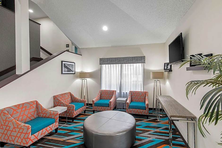 Clarion Inn & Suites DFW North