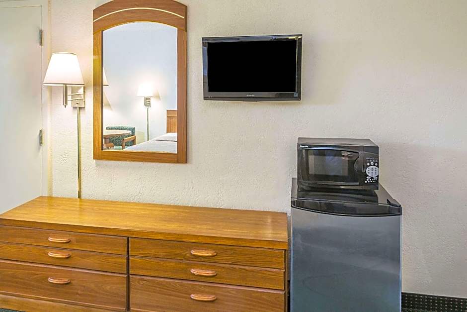 Days Inn by Wyndham Lake Park/Valdosta